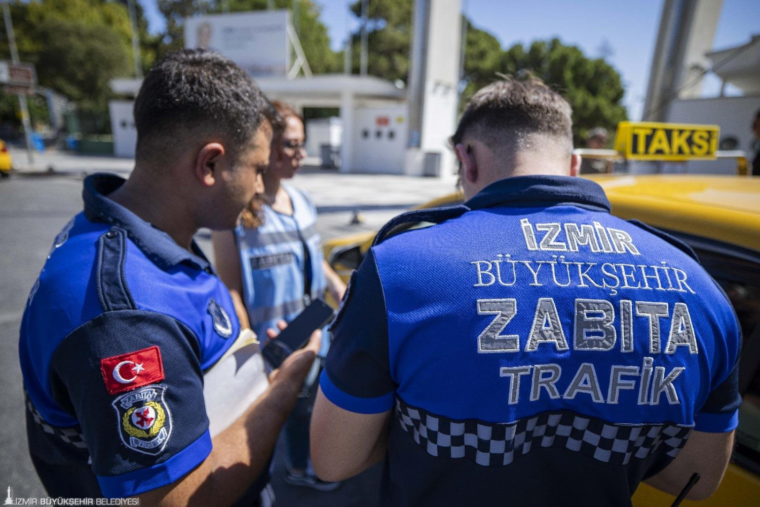 İzmir’de zabıta ekiplerinden yolcu kılığında taksi denetimi